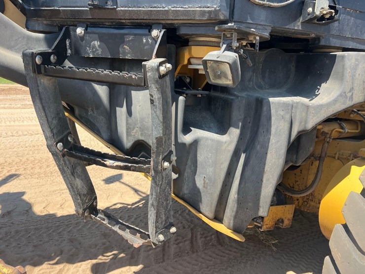 2011-caterpillar-140m2-image-14