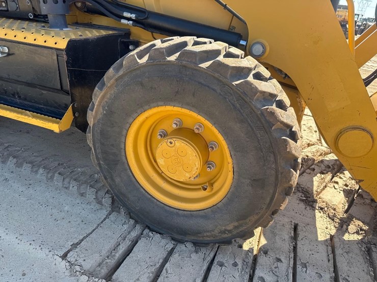 2019-caterpillar-420f2-image-11
