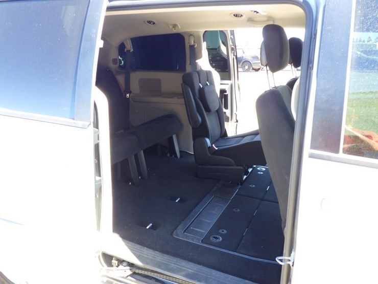2016-dodge-grand-caravan-image-8