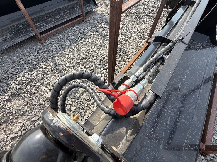 #2000-•-#26264-•-unused-giyi-72"-skid-steer-bucket-fkhd722507244-image-8