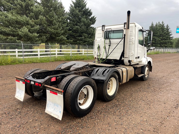 #2146-•-2012-volvo-d13-truck-tractor-(has-mn-title)-image-3