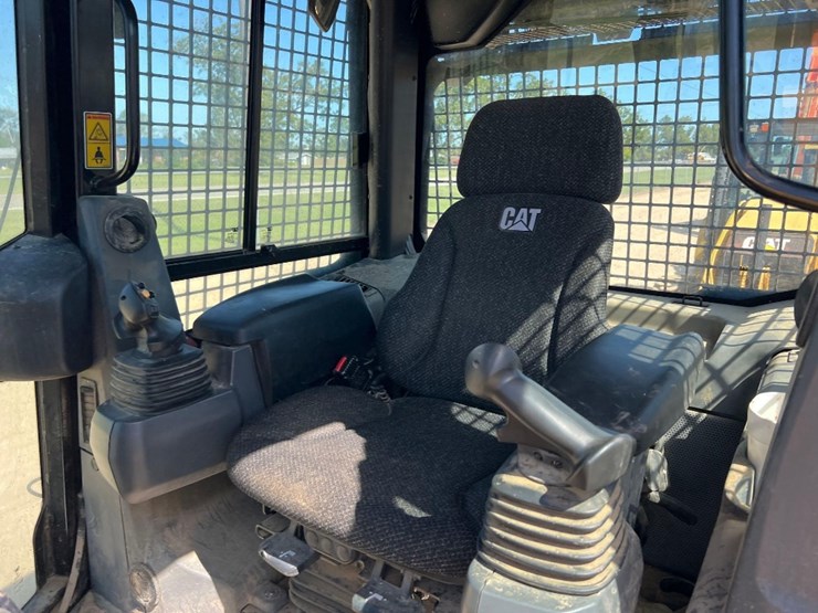 2020-caterpillar-d6k2-lgp-image-32