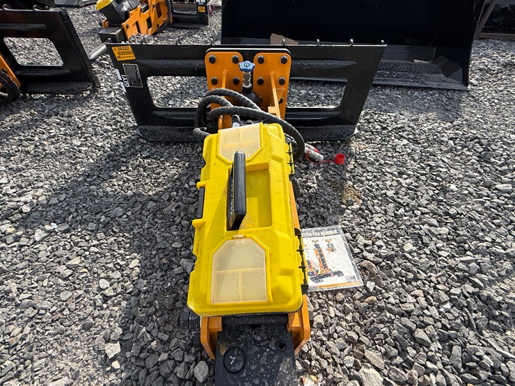 #2000-•-#26322-•-unused-giyi-skid-steer-post-driver-dzc6802507153-image-8