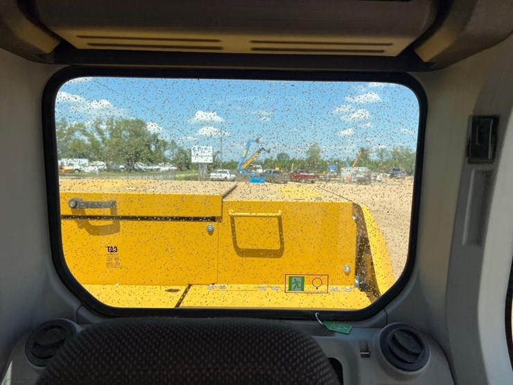 2018-caterpillar-320-image-43