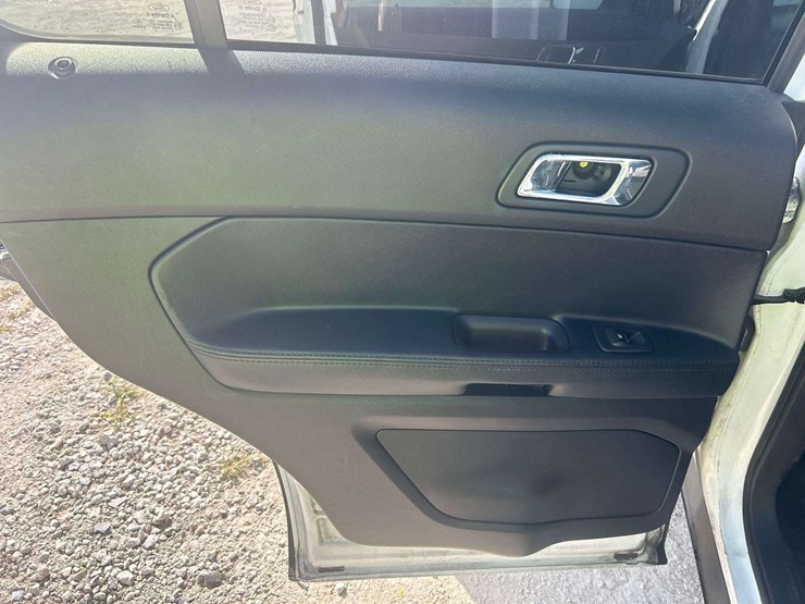 2016-ford-explorer-image-14
