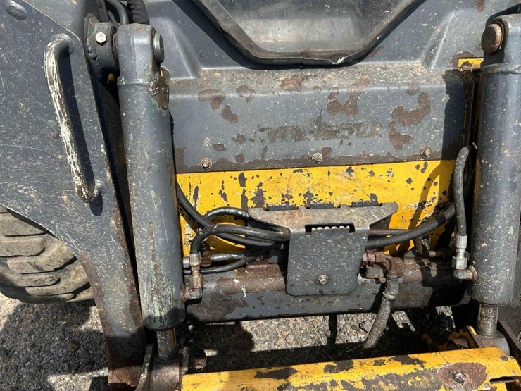 2020-deere-318g-image-23