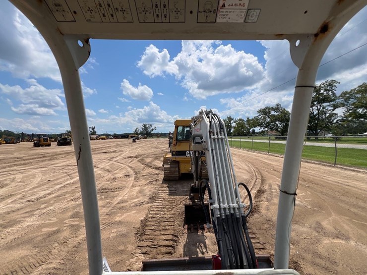 2017-takeuchi-tb240-image-39
