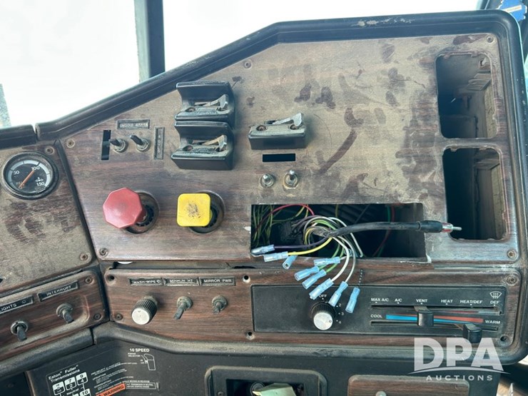 1998-freightliner-day-cab-truck-(cp0657,-unit-28648)-image-35