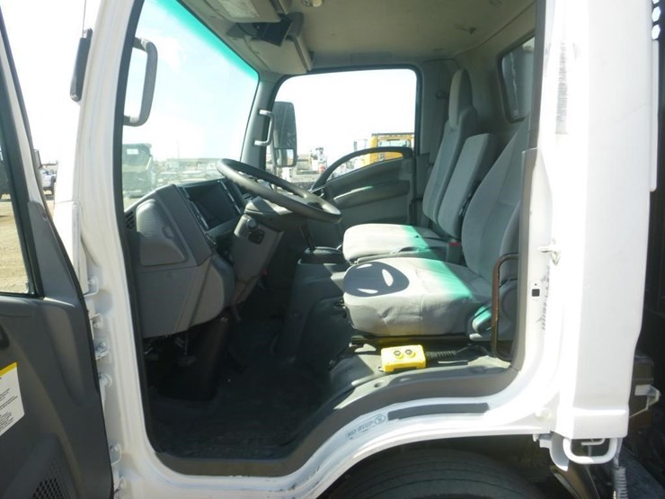 2017-isuzu-nqr-image-15