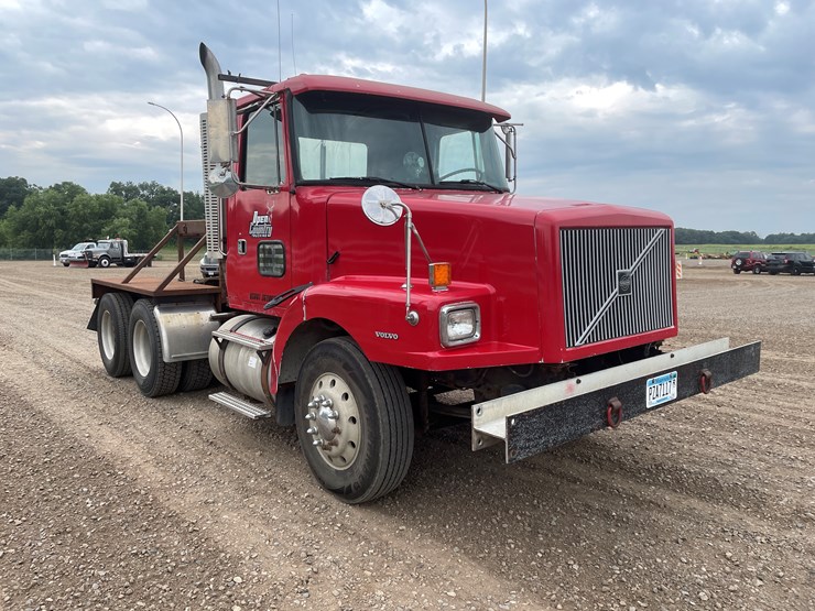 #2107-•-1997-volvo-truck-tractor-(has-mn-title-in-delay)-image-8