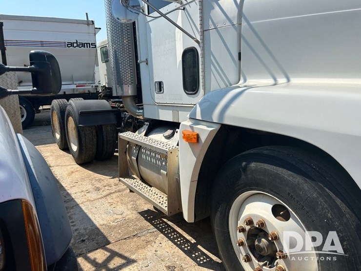 1998-freightliner-day-cab-truck-(cp0657,-unit-28648)-image-7