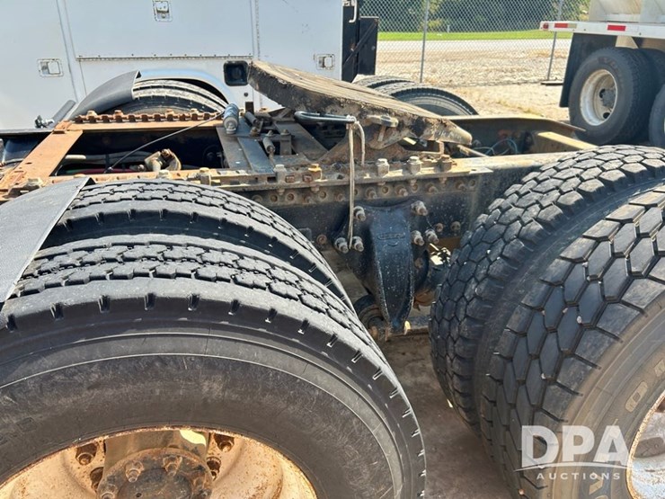 1998-freightliner-day-cab-truck-(cp0657,-unit-28648)-image-14