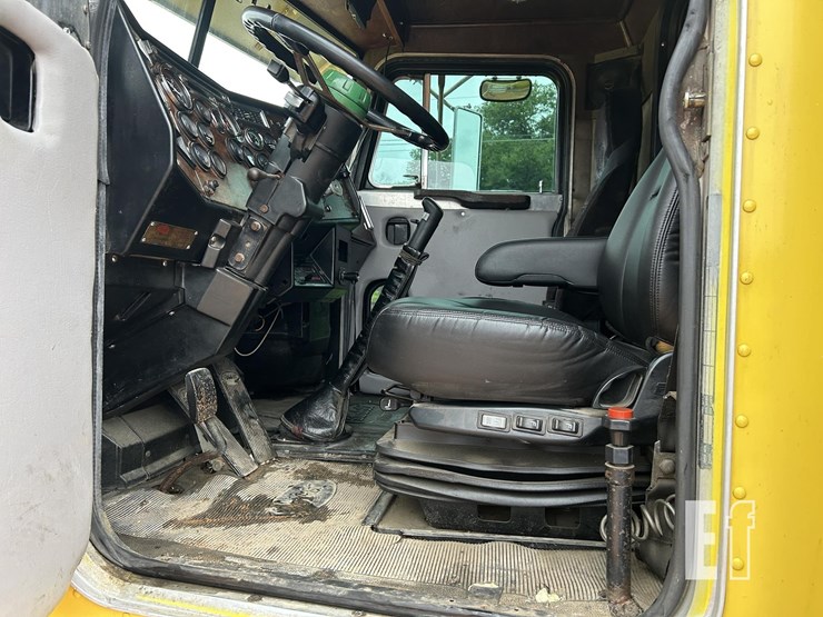 1990-peterbilt-379-image-12
