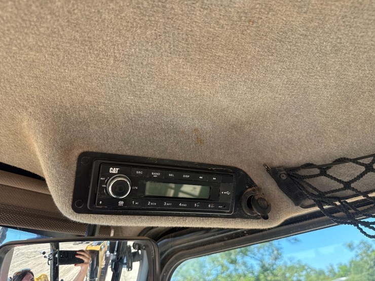 2019-caterpillar-420f2-image-37