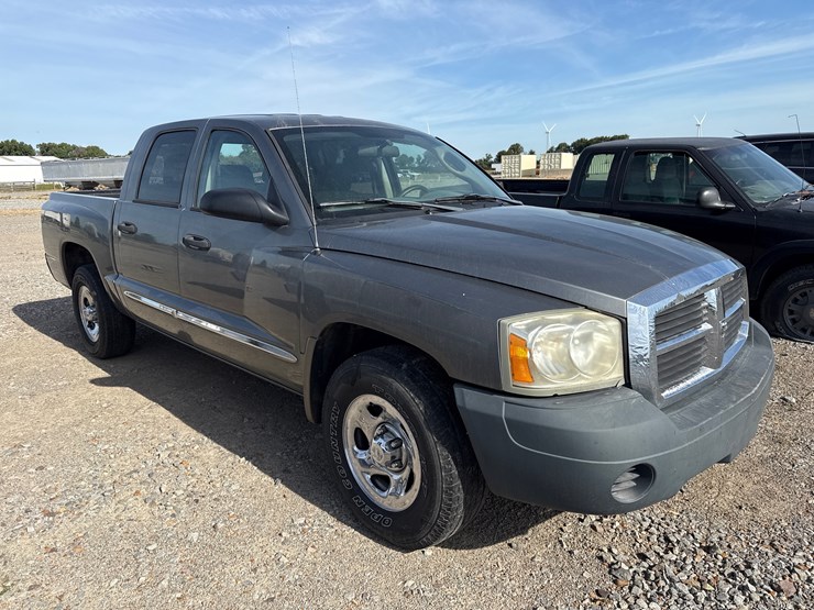 2005-dodge-dakota-image-2