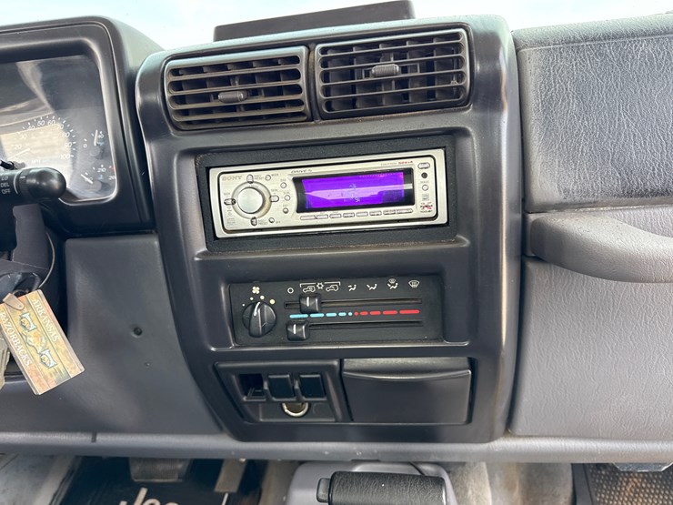 1997-jeep-wrangler-image-37