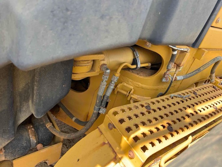2011-caterpillar-12m-image-15