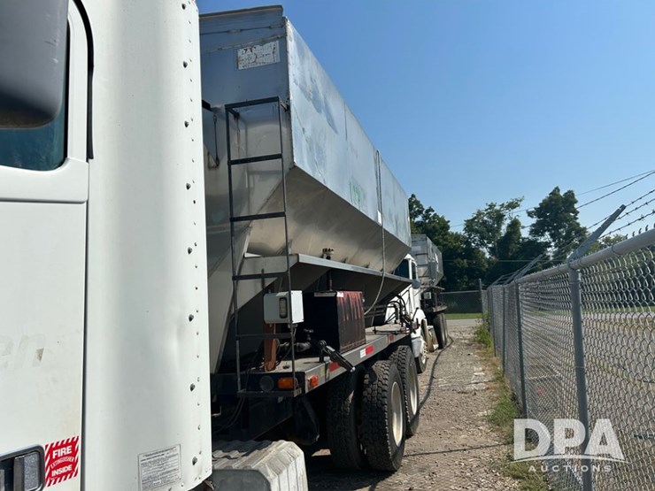 2001-freightliner-dry-tender-truck-(cp0656,-unit-28070)-image-4