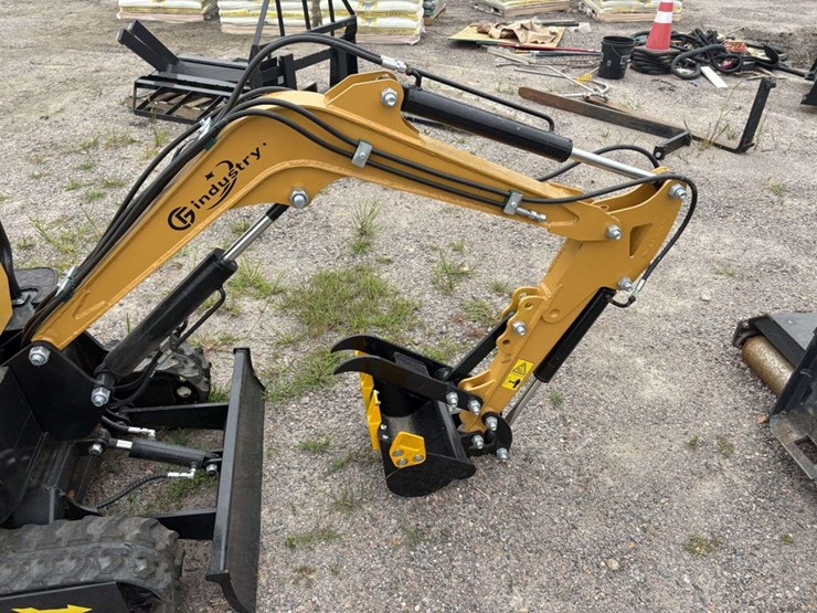 cfg-industrial-h12r-mini-excavator,-13.5-hp,-5.5’-digging-depth,-manual-thumb,-36”-hyd-blade,-16”-bu-image-15