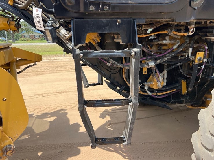 2020-caterpillar-120-image-16