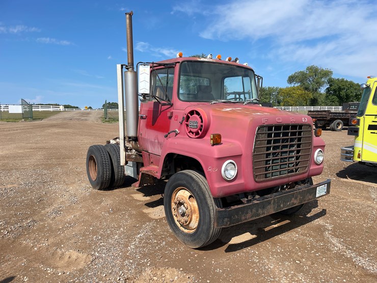 1981-ford-8000-image-4