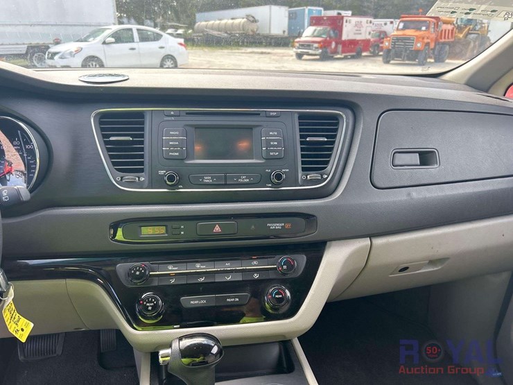 2017-kia-sedona-lx-image-15