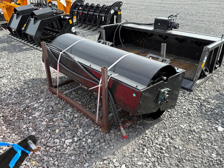 #2000-•-#26270-•-unused-giyi-69"-skid-steer-vibratory-roller-dyluj250788-image-3