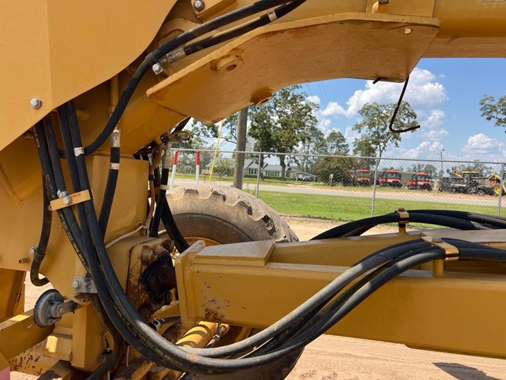 2011-caterpillar-12m-image-10