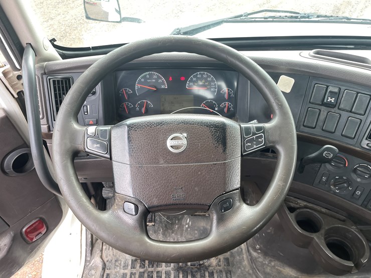 #2145-•-2012-volvo-d13-truck-tractor-(has-mn-title)-image-28
