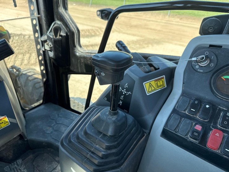 2019-caterpillar-420f2-image-27