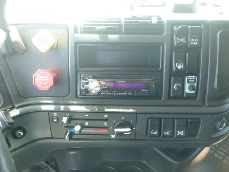 1998-volvo-vn-image-26