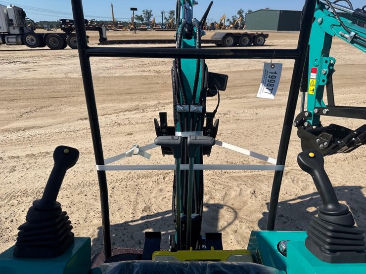unused-cfg-h15r-excavator-image-12