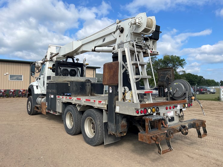 #2116-•-2014-international-7600-crane/digger-truck-(has-mn-title)-image-2