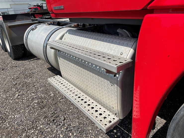 #6246-•-2012-freightliner-cascadia-semi-tractor-(has-wi-title)-image-18