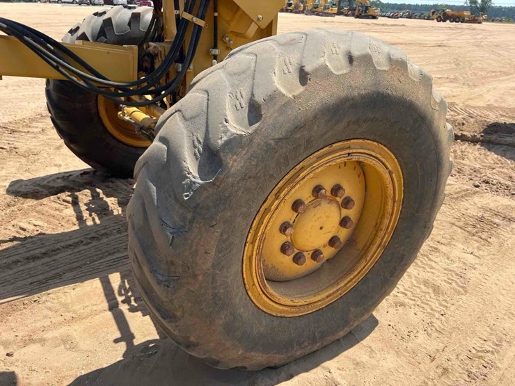 2011-caterpillar-12m-image-25