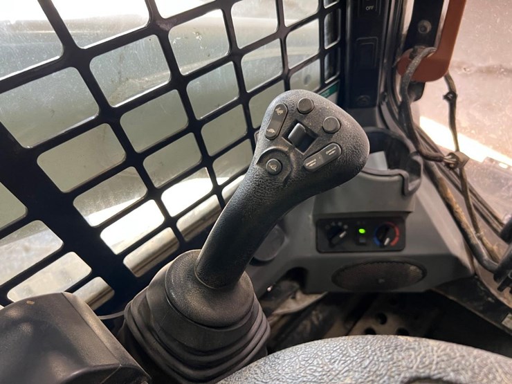 2021-bobcat-t740-image-27