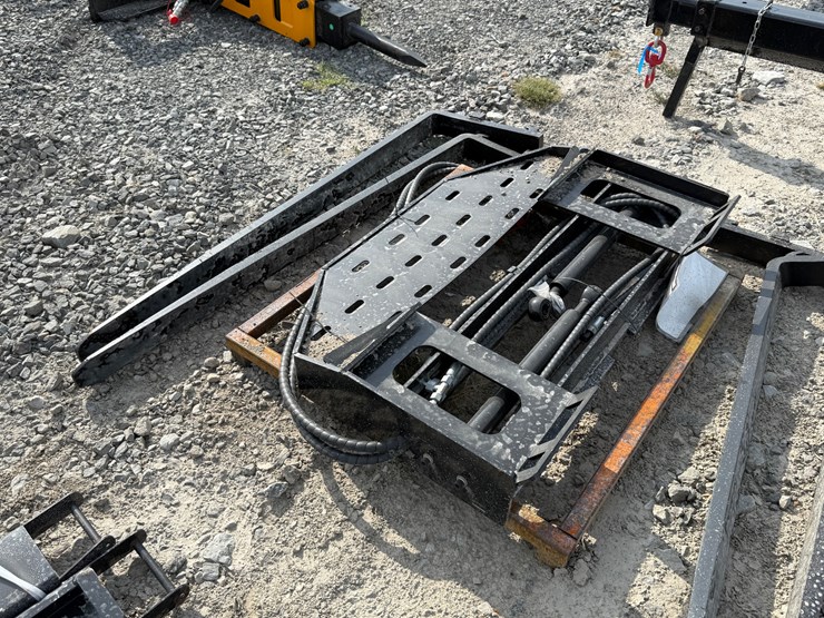#2000-•-#26268-•-unused-giyi-60"-skid-steer-side-shift-fork-dcyhc2507193-image-3
