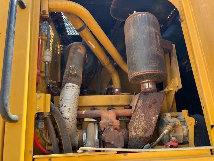 2011-caterpillar-12m-image-19