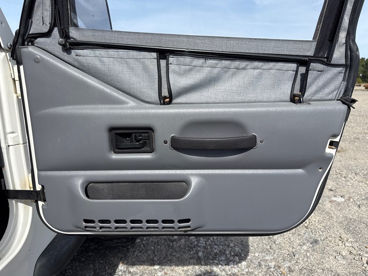 1997-jeep-wrangler-image-28