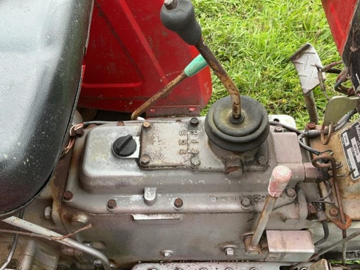 #124-•-massey-ferguson-mf210-tractor-image-47