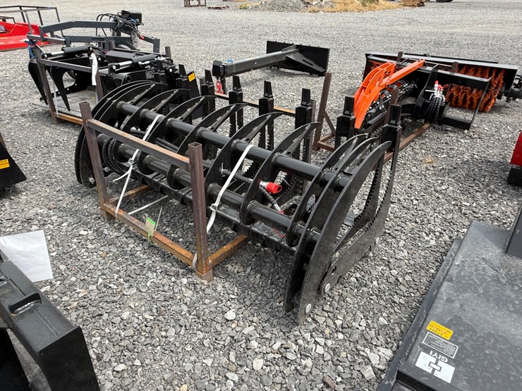 #2000-•-#26530-•-unused-giyi-gy-clg72c-skid-steer-curved-log-grabber-c-hxzmq722507103-image-3