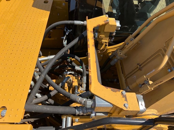 2018-caterpillar-320-image-17