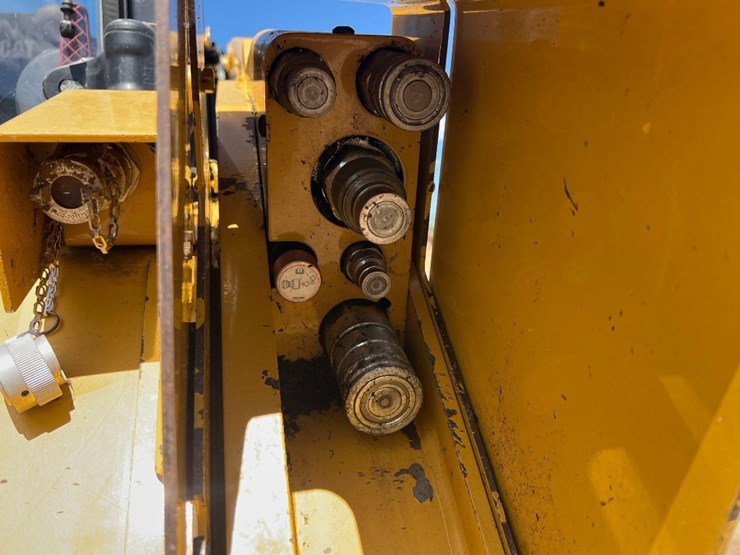 2022-caterpillar-279d3-image-11