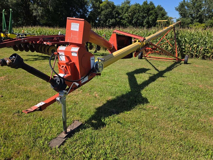 westfield-mk-8"-x-61'-auger-with-single-auger-swing-hopper,-hydraulic-lift,-15"-tires-*one-will-need-image-2