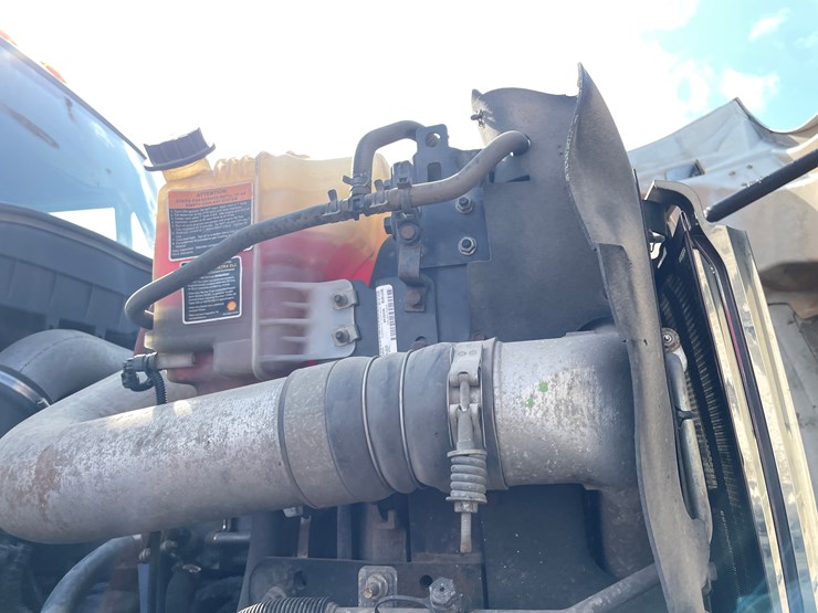 #2116-•-2014-international-7600-crane/digger-truck-(has-mn-title)-image-43