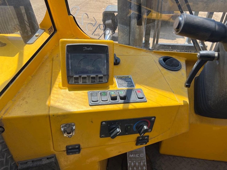 sellick-s80t4e-4ps-rough-terrain-forklift-image-27