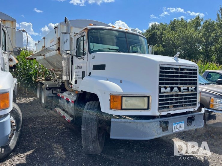 2002-mack-ch613-image-3
