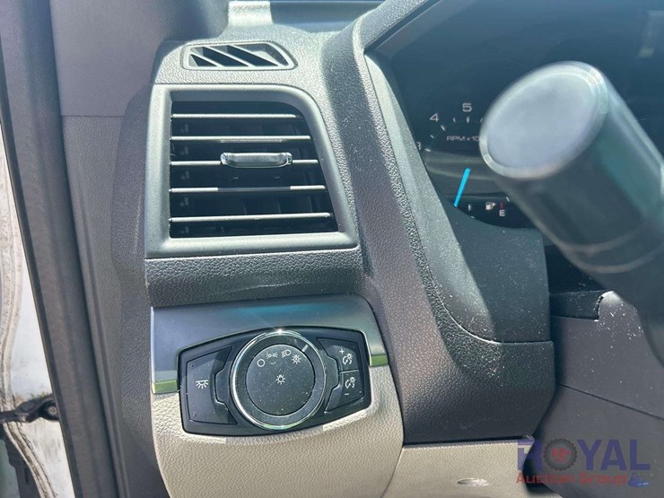 2015-ford-explorer-image-15