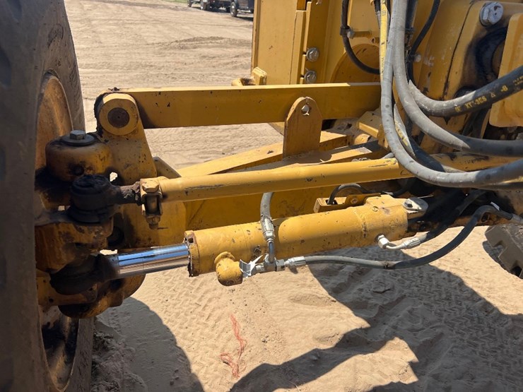 2011-caterpillar-140m2-image-9