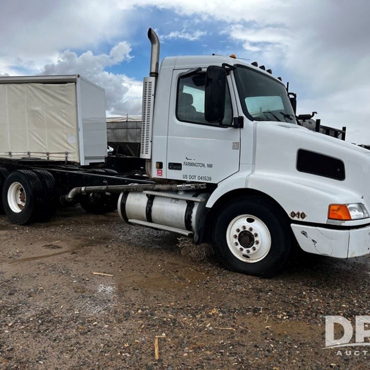 2001 Volvo Truck (DR12174)
